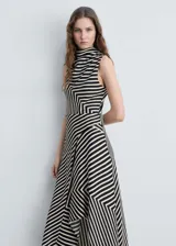 Vestido midi sin mangas con cuello alto y estampado de rayas verticales en blanco y negro.