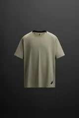 Camiseta deportiva color verde oliva de tejido ligero y elástico, con cuello redondo, manga corta y logo estampado en el bajo. Zara Athleticz.