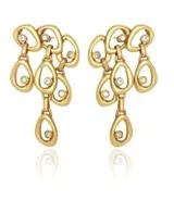 Aros colgantes dorados con forma de lágrimas y detalles de strass.