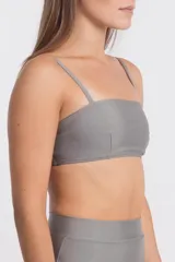 Conjunto de bikini gris con top de escote recto y breteles elásticos, y bombacha de tiro alto.