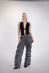 Pantalón cargo gris de jean lavado con 10 bolsillos funcionales, cierre YKK y etiqueta de plastisol.