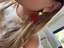 Aros colgantes con forma de flor, de color rojo y dorado.