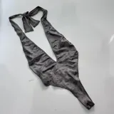 Body negro con escote halter profundo y espalda descubierta.