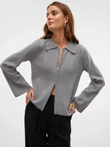 Cárdigan tejido gris con cuello tipo camisa, cierre frontal con cremallera y mangas largas acampanadas.