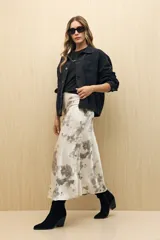 Falda midi de satén color blanco con estampado abstracto en tonos grises.