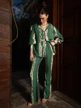 Pantalón de vestir verde con estampado de líneas verticales color beige, de corte recto y cintura elastizada.