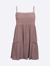 Vestido corto color lila, con breteles finos, corte recto y falda con volados.