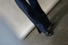 Pantalón de cuero vacuno metalizado color azul oscuro, de corte recto.
