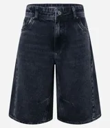 Bermuda jorts de jeans con trabillas en la cintura, cierre tradicional, bolsillos y recortes.