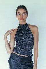 Top de animal print en tejido jersey, con espalda descubierta y diseño ajustado.