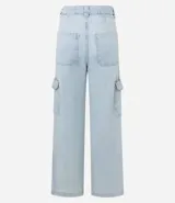 Pantalón de jean azul oscuro, corte recto y tiro alto, con bolsillos cargo laterales y cierre frontal con botón y cremallera.