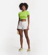 Blusa cropped blanca de viscosa con textura acanalada.