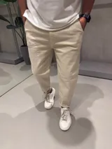 Jean slouchy color arena, de corte holgado y tiro alto, con bolsillos laterales y traseros.