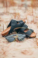 Sandalias de cuero negro con hebillas ajustables y plantilla de corcho.