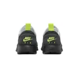 Championes Nike Air Max Tavas, color gris con detalles en negro y verde flúor.