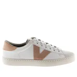 Zapatillas urbanas Victoria modelo Berlín, color blanco con logo lateral en color cuero y puntera en gamuza gris. Fabricadas en España con cuero de curtición responsable y suela de aceites vegetales.