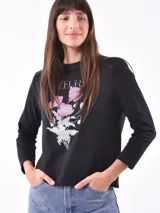Remera blanca de manga larga con cuello redondo y estampado frontal con la frase "All my love darling" en color celeste.