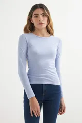 Remera negra de manga larga y cuello redondo.