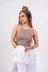 Musculosa marrón de breteles finos y corte ajustado.