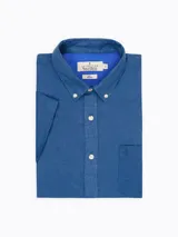 Camisa de hombre marca La Dolfina, de lino y algodón color azul, con cuello abotonado, manga corta y bolsillo en el pecho.