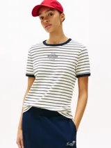Remera Tommy Hilfiger a rayas horizontales blancas y azul marino, con cuello redondo y ribetes a contraste. Logo de la marca bordado en el pecho y en la manga.
