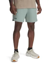 Short deportivo Under Armour Vanish Woven de hombre, color verde agua con logo negro en la pierna izquierda.
