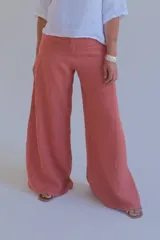 Pantalón de vestir color salmón, de corte palazzo y tiro alto.