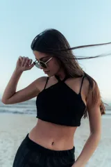 Top tejido negro con escote halter y espalda descubierta.