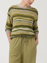 Sweater de punto con cuello redondo y mangas largas, con diseño de rayas horizontales en tonos verde oliva, gris y dorado.