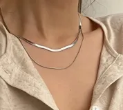 Set de dos gargantillas plateadas de acero quirúrgico, una con cadena fina y otra con cadena snake.