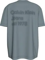 Remera celeste de corte relaxed, cuello redondo y mangas cortas. Presenta logo CK bordado en el frente y logo Calvin Klein Jeans en relieve en la espalda.