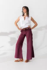 Pantalón marrón de lino con volados laterales y en la pretina, corte recto y detalles a contratono.