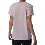 Remera rosa de corte clásico con logo de New Balance estampado en el pecho en color azul y gris.