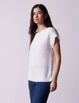 Sweater tejido color blanco, marca Cable & Gauge, con cuello a la base y apliques de botones en la espalda.