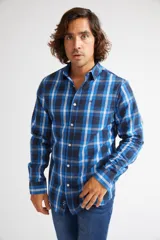 Camisa de hombre a cuadros color beige y azul marino, de corte slim fit, con mangas largas, cartera abotonada y logo bordado en el pecho. Confeccionada en algodón.
