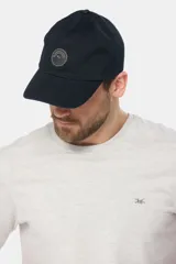 Gorro de béisbol azul marino de lona con parche circular con logo en el frente.