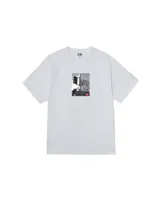 Remera blanca de algodón con estampa fotográfica en blanco y negro de un semáforo con un sticker de Obey en la parte inferior.