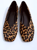 Chatitas de cuero con estampado animal print de leopardo, con punta fina y suela plana.