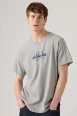 Remera gris de corte clásico con logo de Levi's en azul marino.