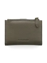 Monedero pequeño de cuero color verde oliva, con cierre superior y logo de la marca grabado en el frente.