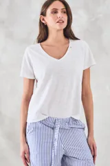 Remera blanca de algodón peinado con escote en V y corte ajustado al cuerpo.