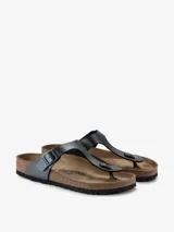 Sandalia plana de diseño minimalista, color negro con tira en forma de Y y suela de corcho.