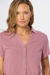 Camisa color verde oliva de lino con viscosa, con botones de madera personalizados y corte relajado.