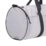 Bolso deportivo New Balance Large Duffel, color blanco con detalles en negro. Cuenta con asas de mano y correa ajustable para el hombro, compartimento principal con cierre y bolsillo exterior con cierre.