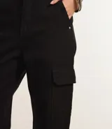Pantalón recto color verde oliva, con cintura alta y bolsillos cargo laterales con solapa.