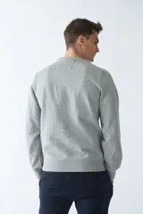 Buzo de felpa azul marino con una franja horizontal bordó en el pecho con la inscripción "BROOKSFIELD ESTABLISHED IN TORINO, ITALY - SINCE 1971".