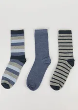Pack de tres pares de medias de media caña de algodón. Un par liso color azul, un par a rayas horizontales en tonos de azul y gris, y un par a rayas horizontales en tonos de gris y azul marino.