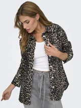 Camisa de Only con estampado de leopardo, corte recto, cuello clásico, cierre frontal con botones, mangas largas y puños abotonados.