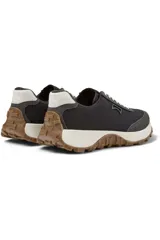Championes Camper modelo D.Trail, color negro con detalles en gris y blanco.