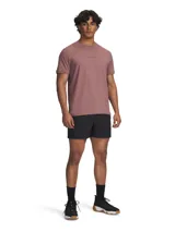 Short deportivo negro de tejido elástico con logo de Project Rock en la pierna izquierda.